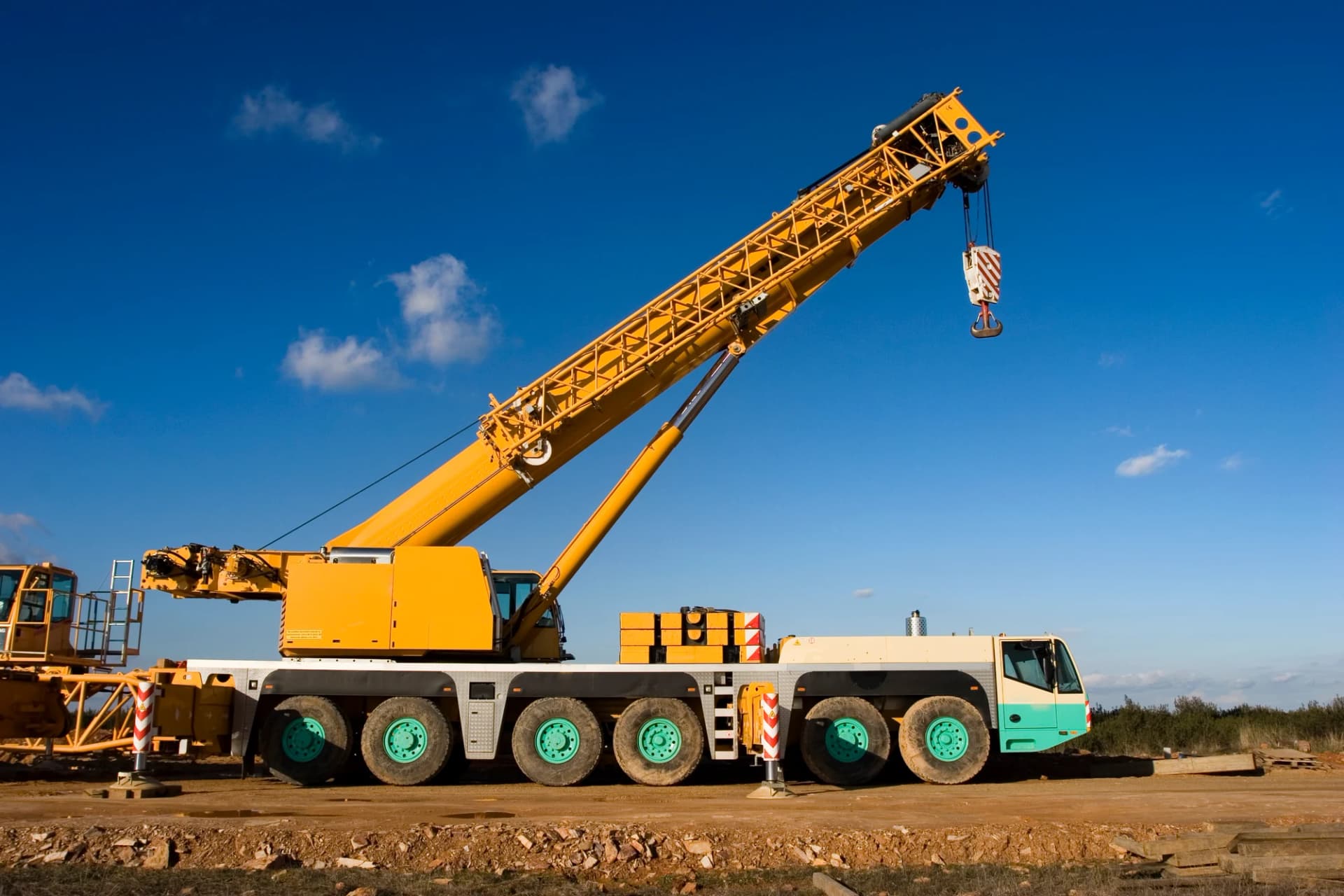 Grue mobile avec flèche télescopique relevée et stabilisateurs déployés