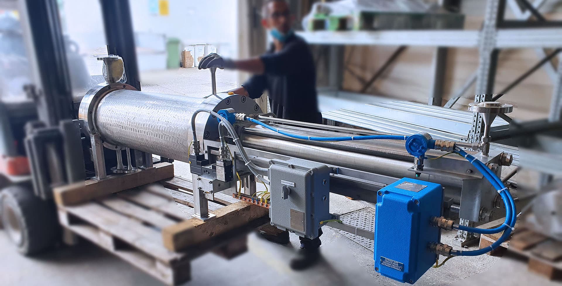 Operator working on a cylinder fitted with sensors and electrical boxes on a test bench