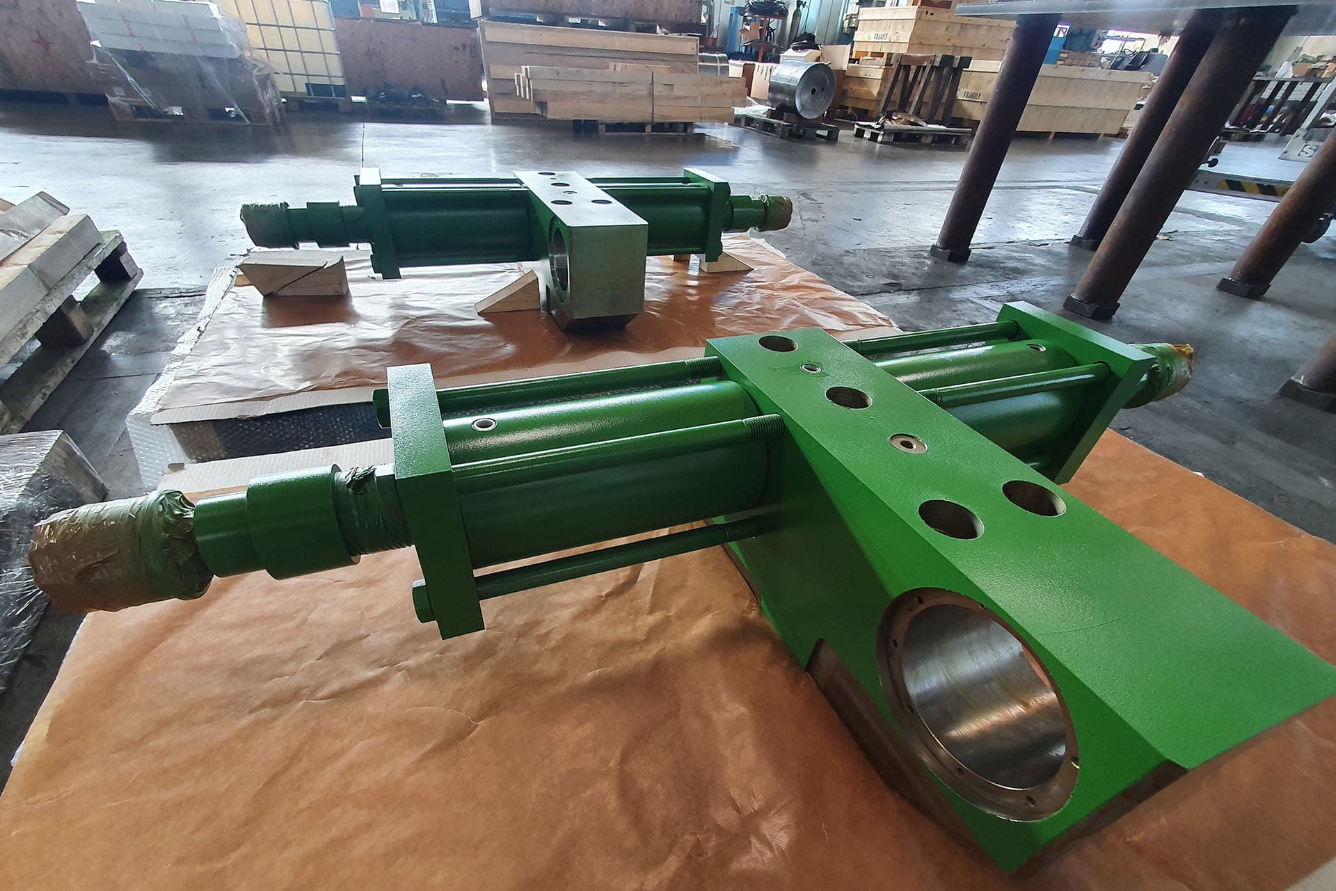 Green hydraulic cylinders with clevis mounting on a workbench