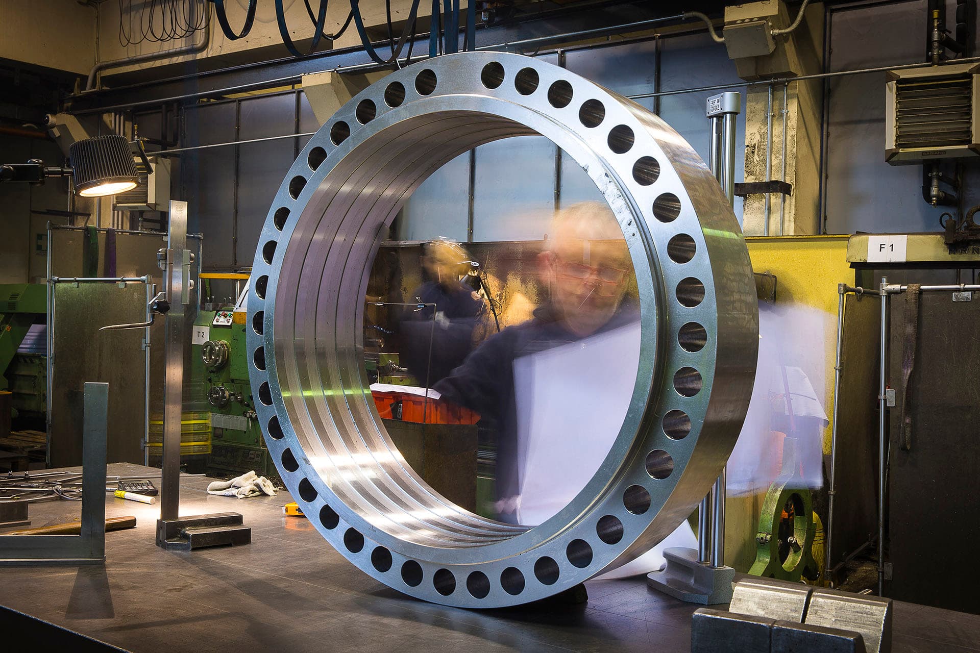 Grandissimo anello in acciaio con fori per bulloni in misurazione in officina