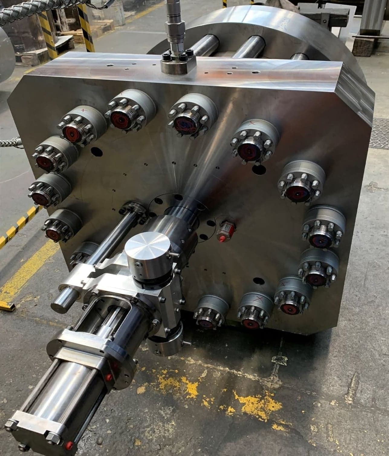 Tube plant capsule: steel plate with a ring of bolts and cylinders