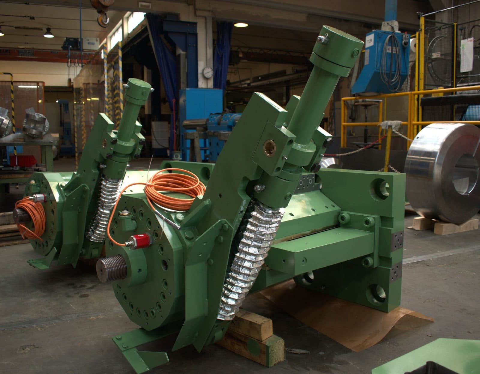 Green shifting cylinders with springs and cables in the workshop