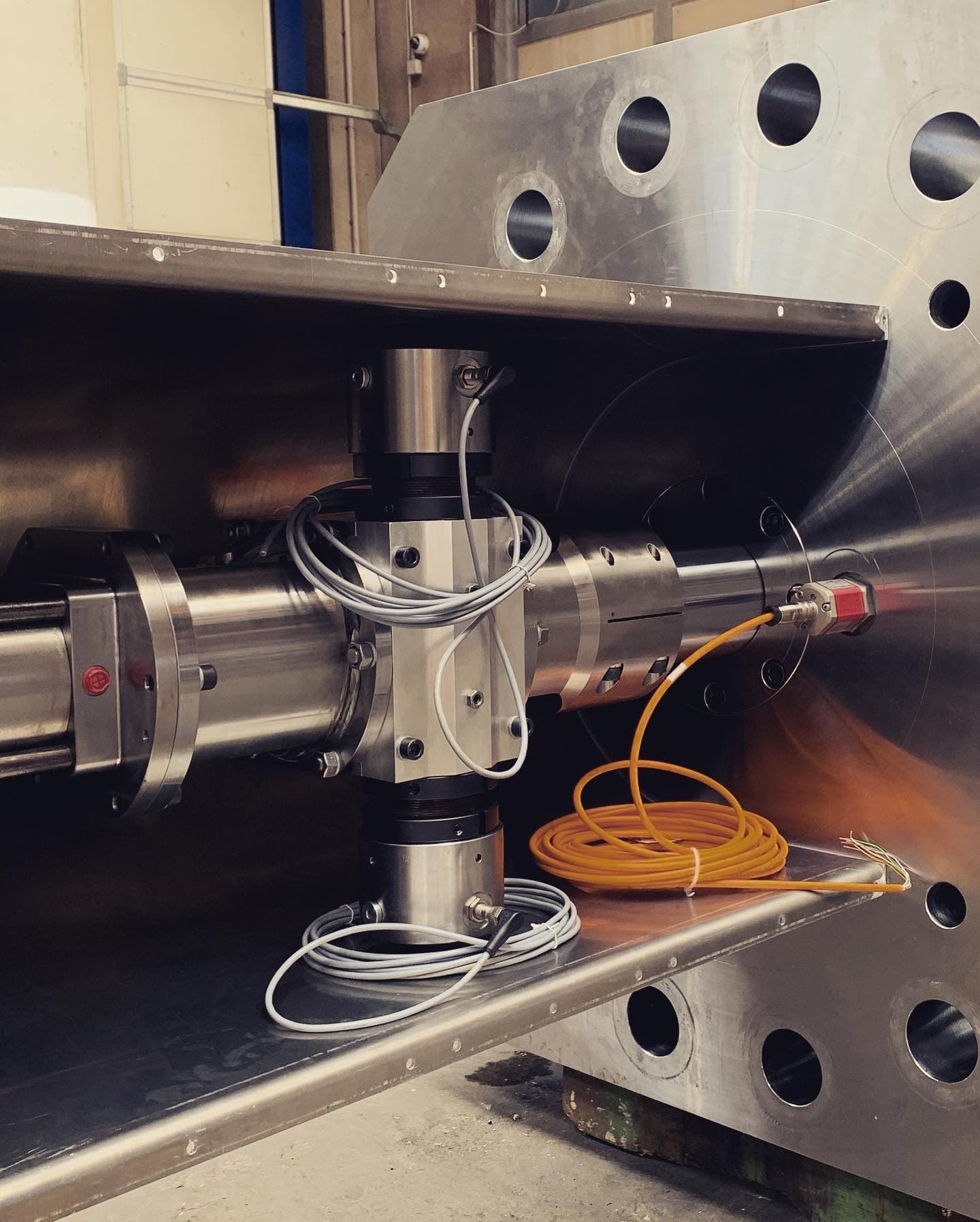 Rotary actuator with sensors and cables installed inside a machine