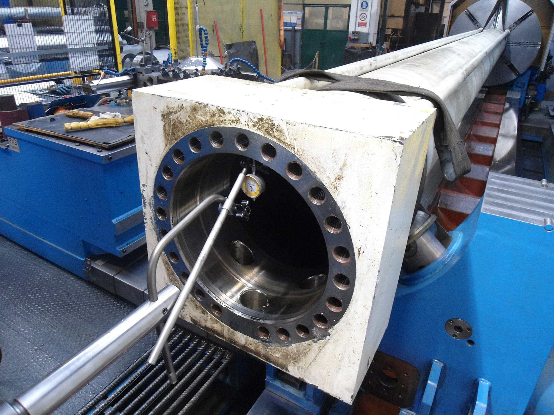 Intérieur du tube d'un grand vérin avec des outils dans l'alésage pendant une inspection