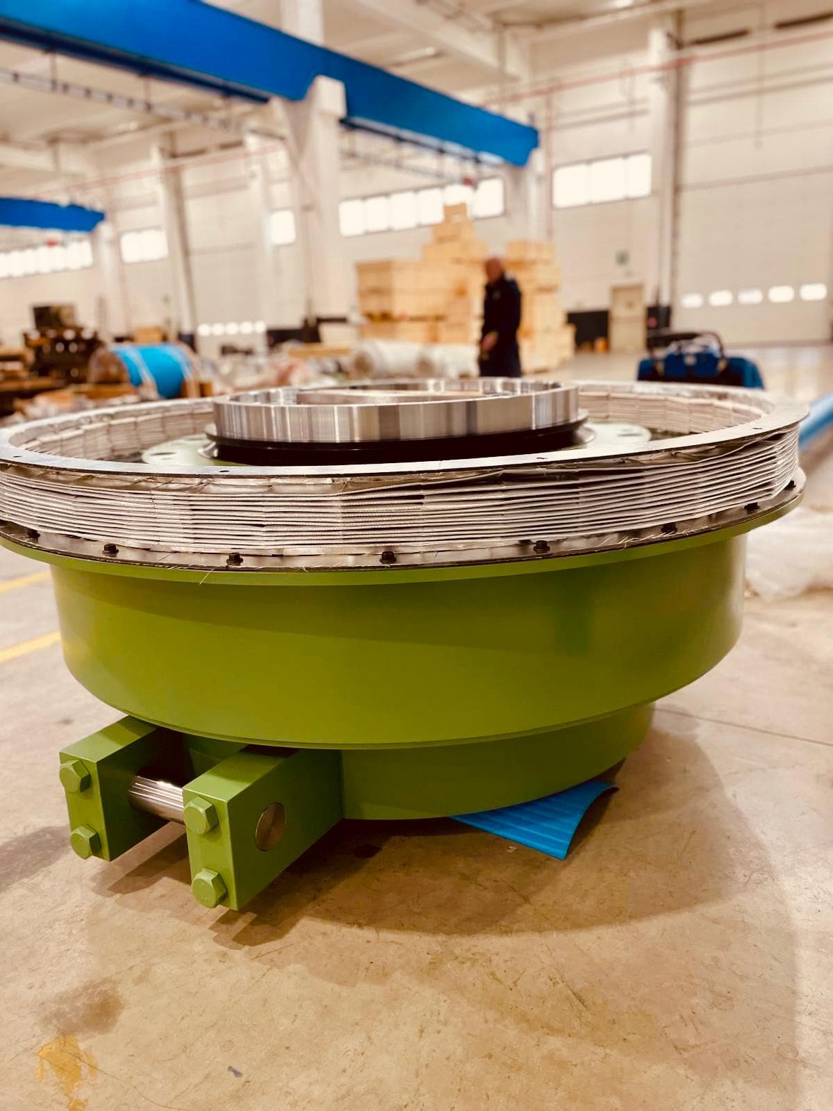 Green hydraulic capsule with a disc spring stack in a workshop