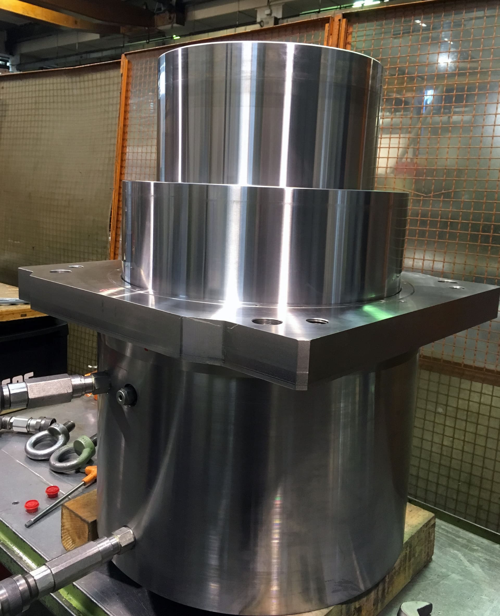 Polished steel stage of a telescopic cylinder on a base plate