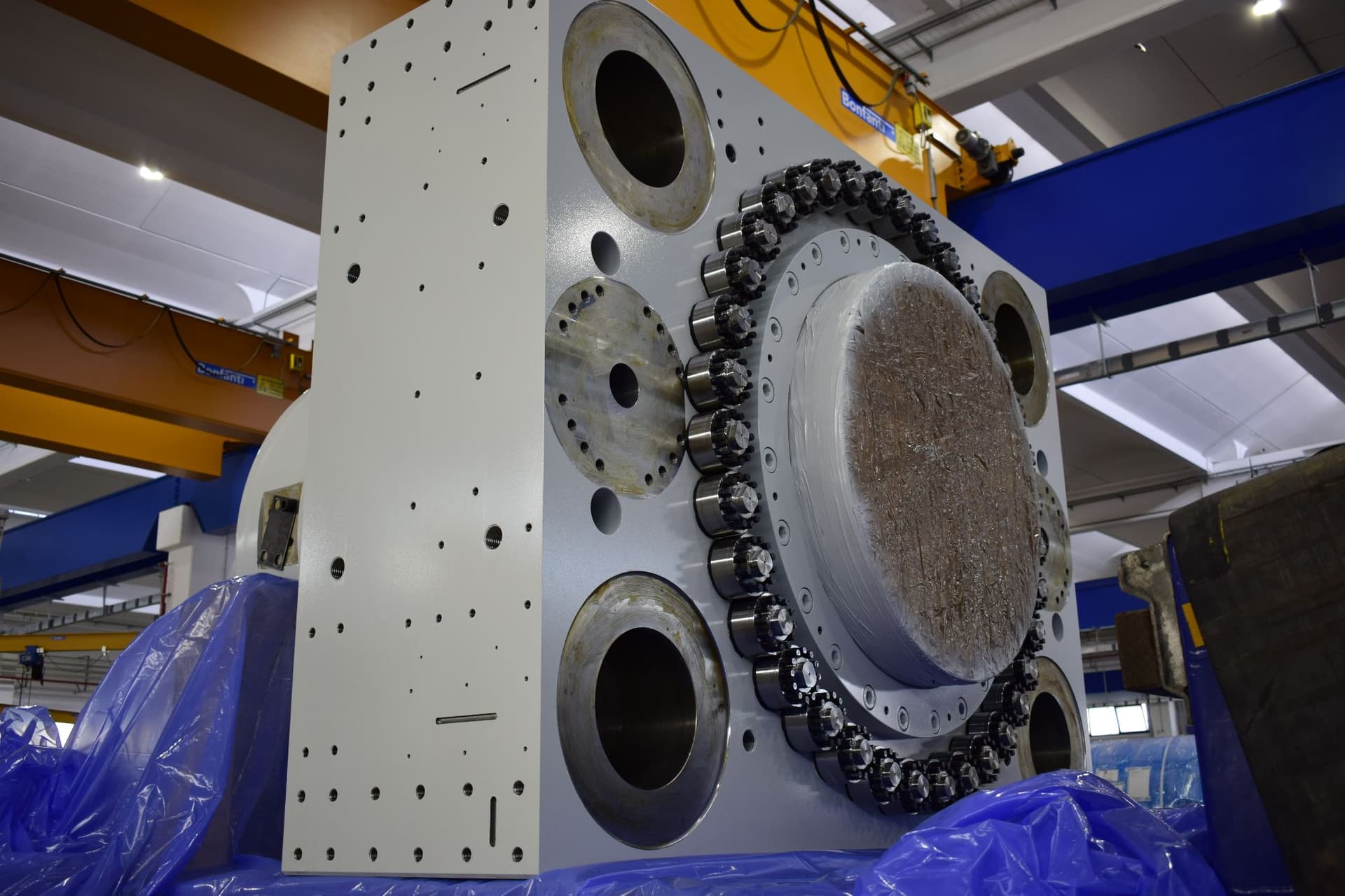 Closed-die press main cylinder: grey housing with a ring of tensioning nuts round the head