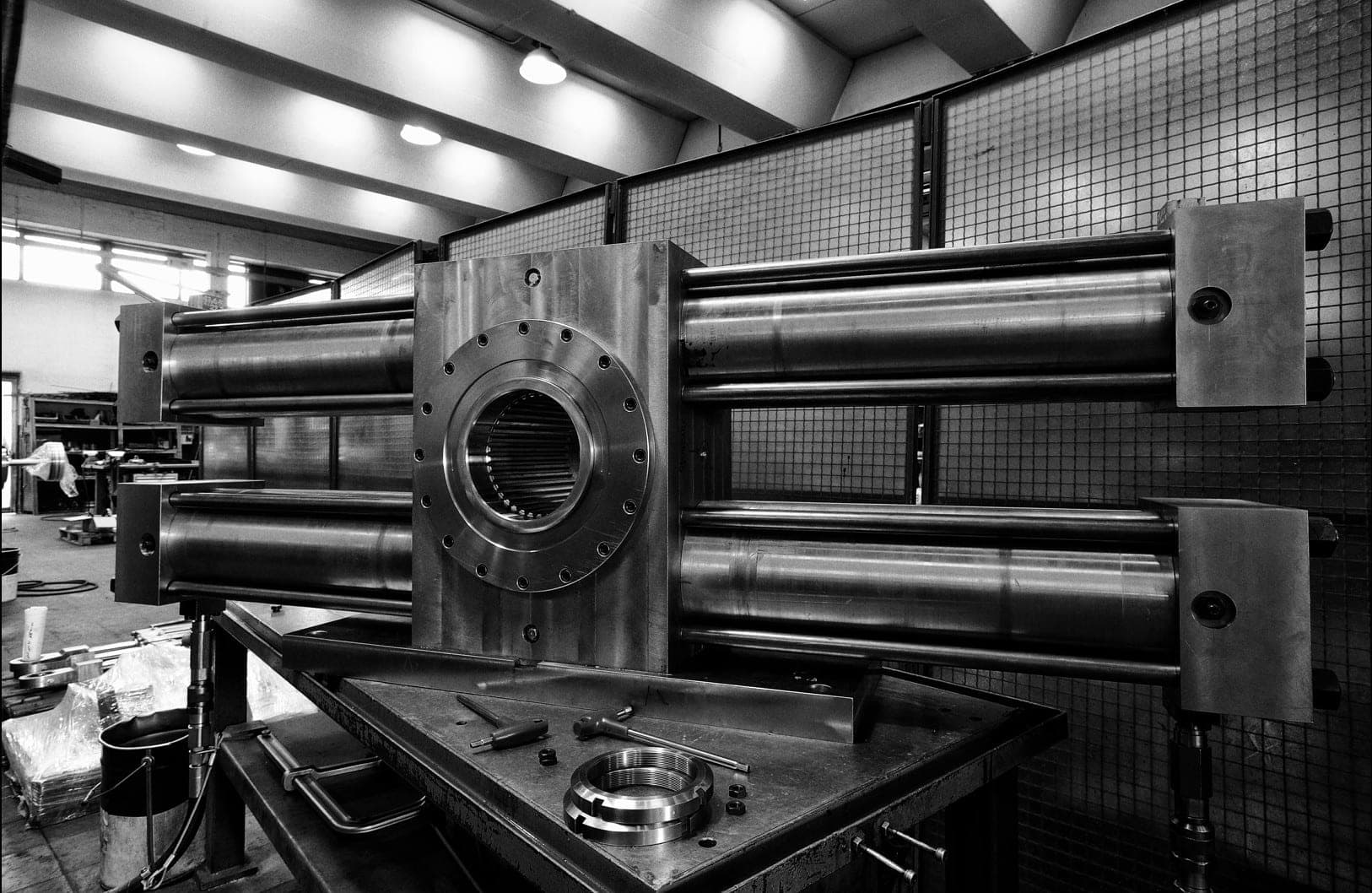 Black-and-white double-rack rotary actuator: four cylinders around the central body with splined bore